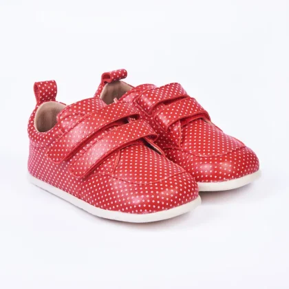 Zapatillas respetuosas Triana rojas con puntos bancos, piel, ideales primeros pasos. Mimú bebés Jerez