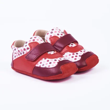 Deportivo respetuoso bebé Zapato Molón Ninos, piel burdeos con lunares, cierre velcro, suela flexible y sin contrafuerte. Mimú bebés Jerez
