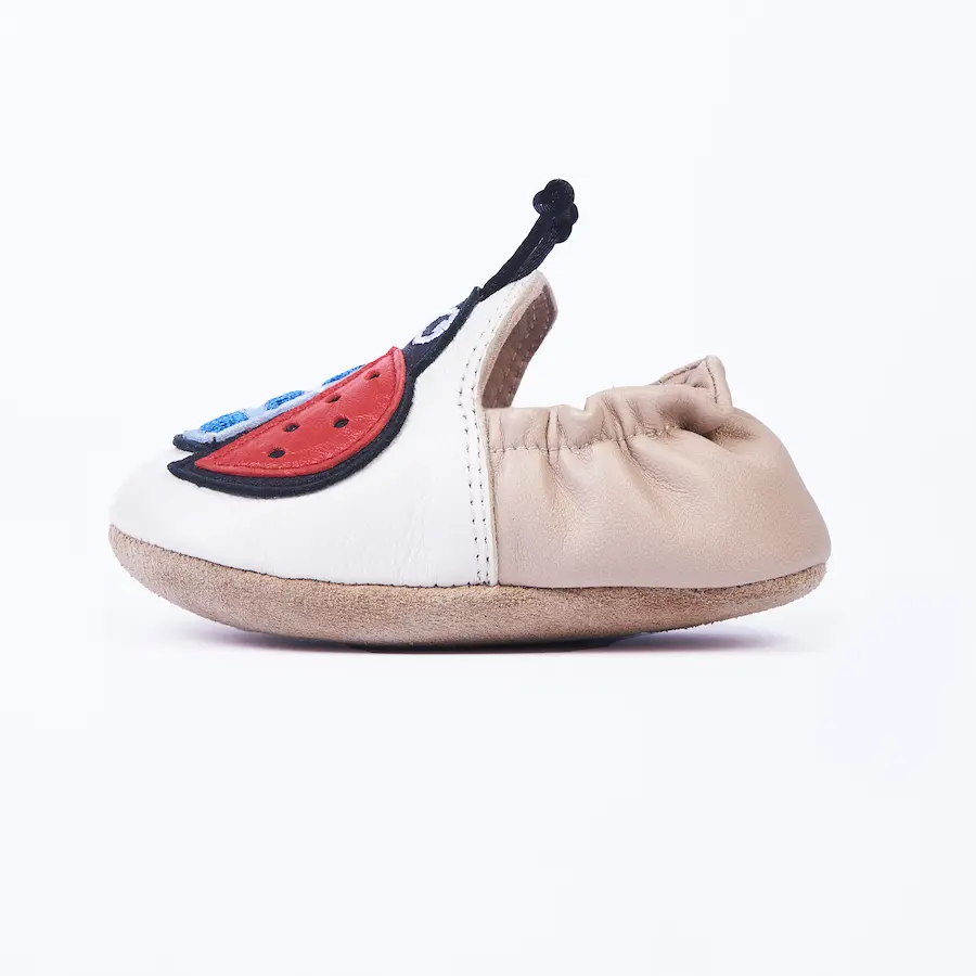 Calzado ergonómico infantil diseño mariquita beige y rojo, suela flexible y transpirable. Mimú Jerez