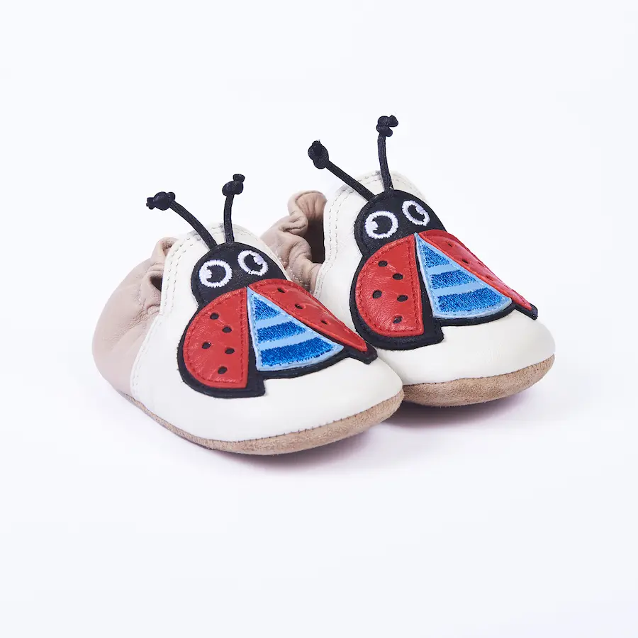 calzado-respetuoso-bebé-modelo-animales-mariquita-color-beige-rojo-azul