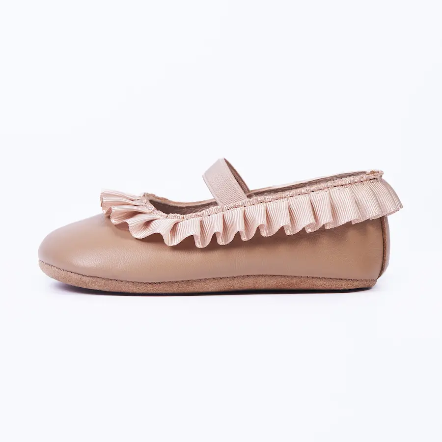 Calzado infantil respetuoso modelo Flamenca beige, suela blanda y diseño elegante, fomenta el equilibrio. Mimú