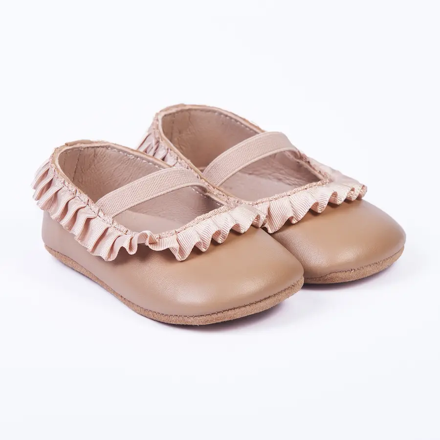 Merceditas Flamenca beige Zapato Molón, piel con volante, zapatillas respetuosas para primeros pasos. Mimú bebés Jerez