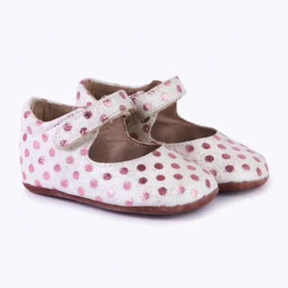 Calzado respetuoso Noas de Zapato Molón, piel de serraje blanca con lunares rosas, velcro, suela flexible y sin contrafuerte. Mimú tienda online