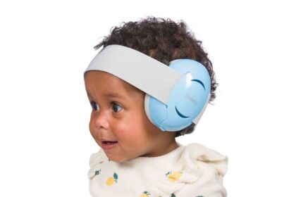 Auriculares de protección auditiva bebés celeste Dooky, ideal fiestas y eventos con ruidos (conciertos, festivales). Mimú bebés