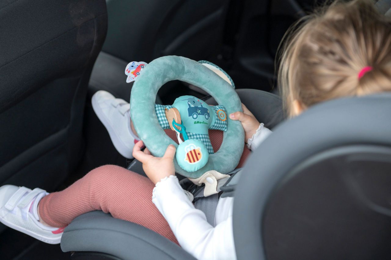 Joe al volante con cinta para cinturón de seguridad o sillita para el coche, disponible en Mimú