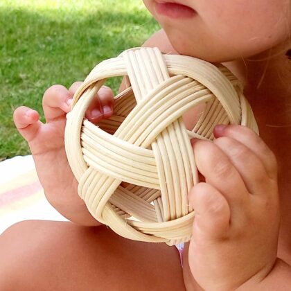 Pelota Pikler de médula de bambú, juego sensorial para bebés. Mimú tienda online