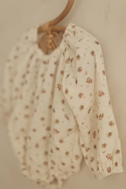 Pelele flores beige manga larga, algodón 100%, hecho a mano. Mimú bebés Jerez