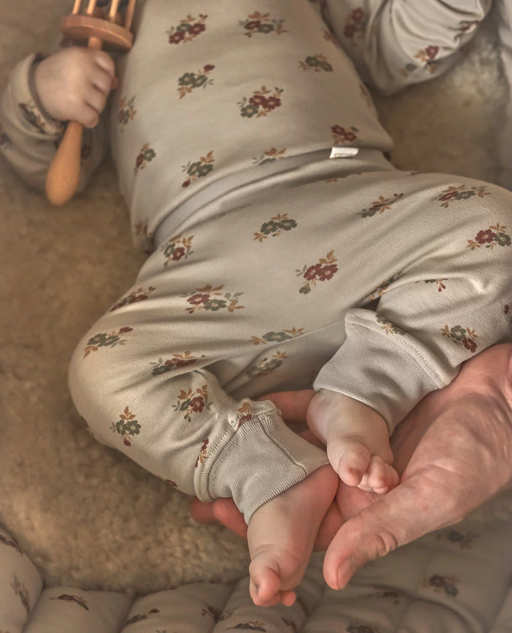 Pantalón jogger Flowers de North Baby, algodón sostenible para cuidar su piel. Disponible en Mimú bebés
