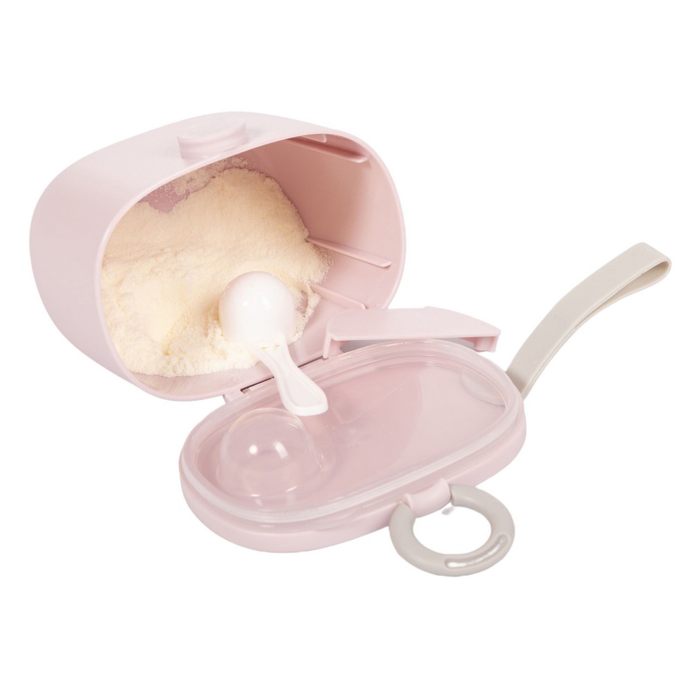 Caja rosa para leche en polvo con compartimento hermético y cuchara dosificadora.