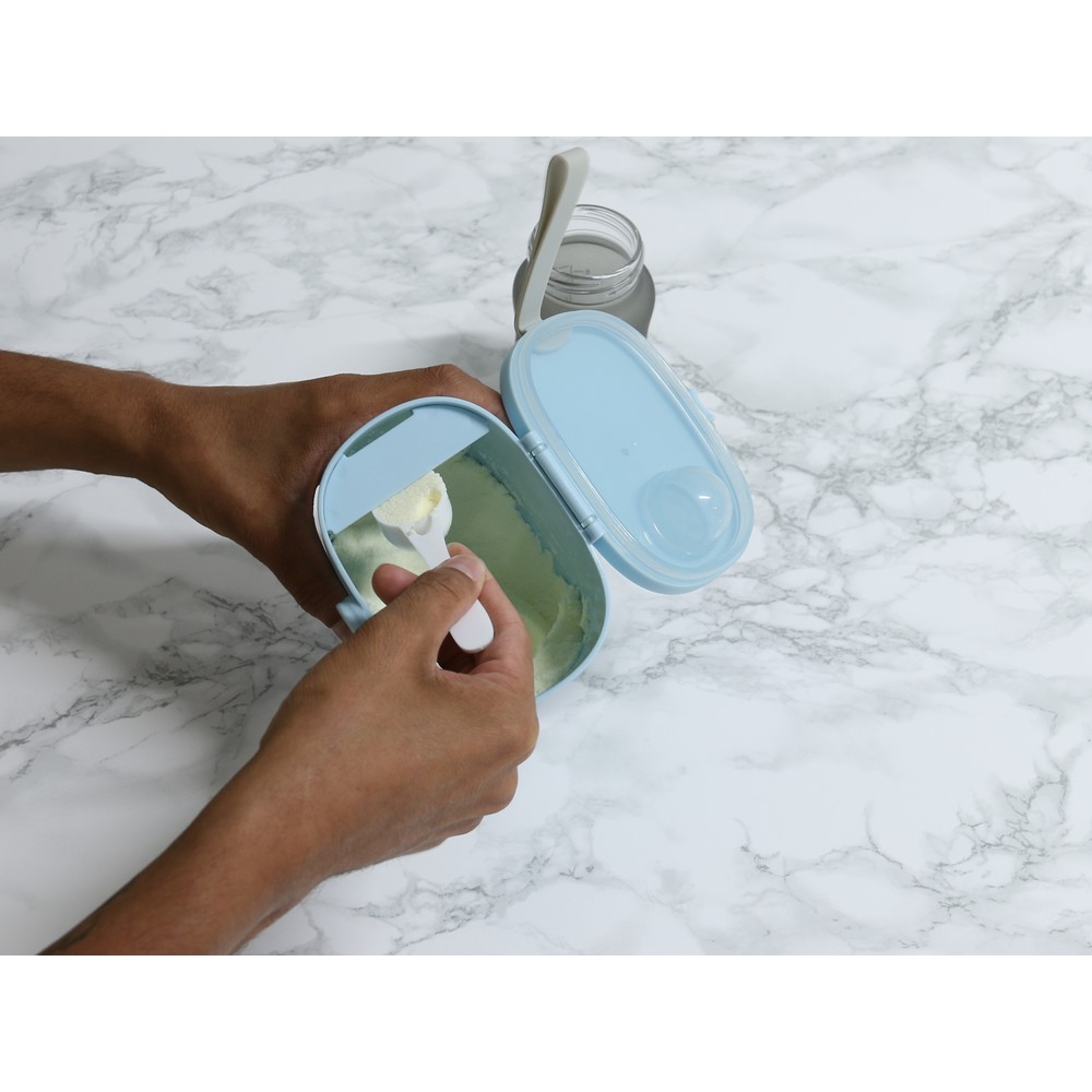 Caja celeste de Bo Jungle ideal para organizar tomas de biberón en Mimú Jerez