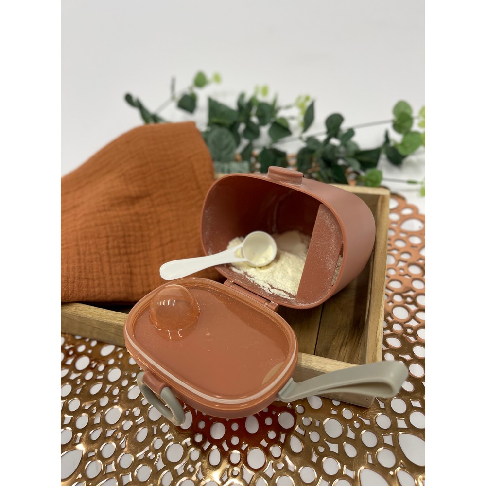 Dispensador portátil para leche en polvo, cereales... color terracota, libre de BPA, funcional y compacto, en Mimú Jerez