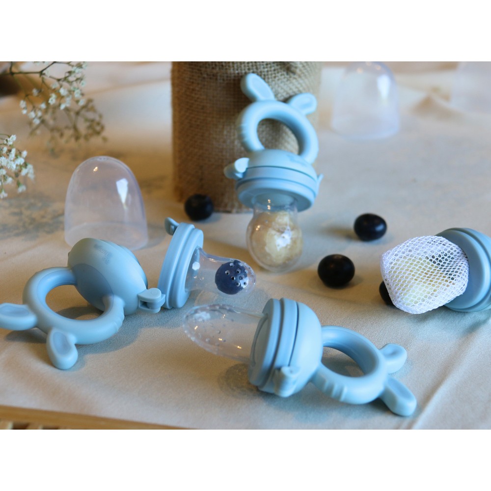 Vista completa del alimentador Bo Jungle 4 en 1 celeste, útil para calmar encías y fomentar la autonomía