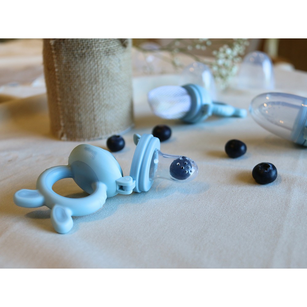 Alimentador de silicona celeste, con capuchón protector y mango ergonómico para bebés