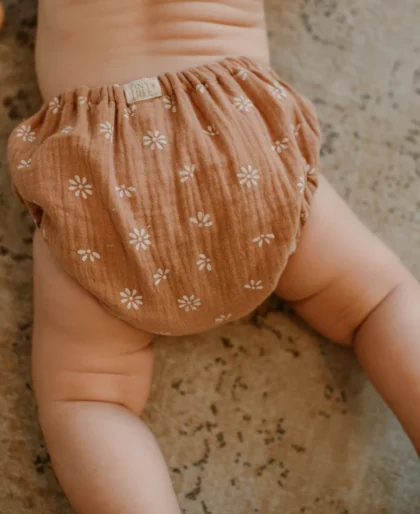 Cubrepañal flores blancas, algodón 100%, perfecto para primavera verano. Mimú bebés Jerez