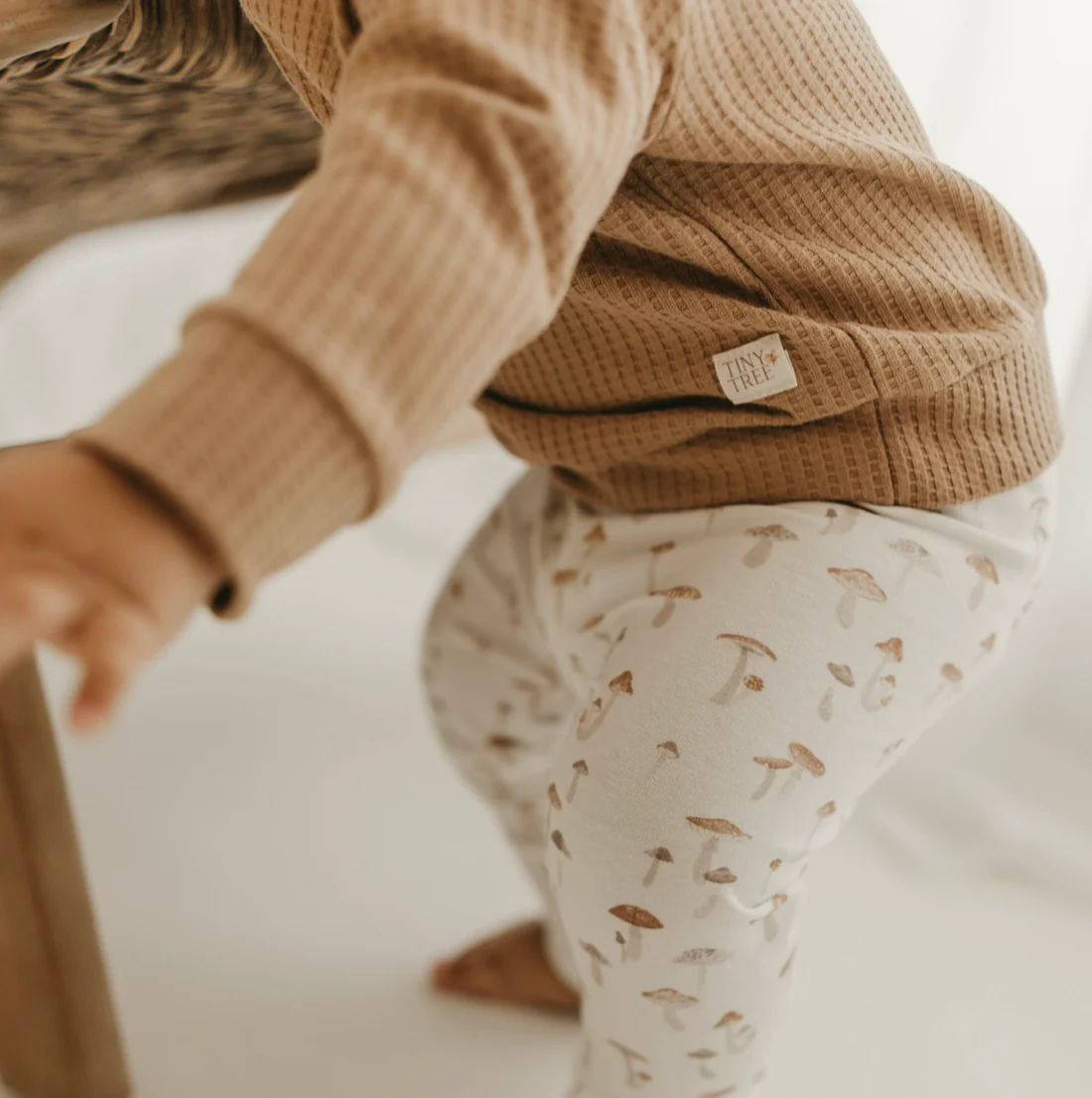 Sudadera camel artesanal, ropa sostenible y cómoda para bebé. Mimú bebés Jerez