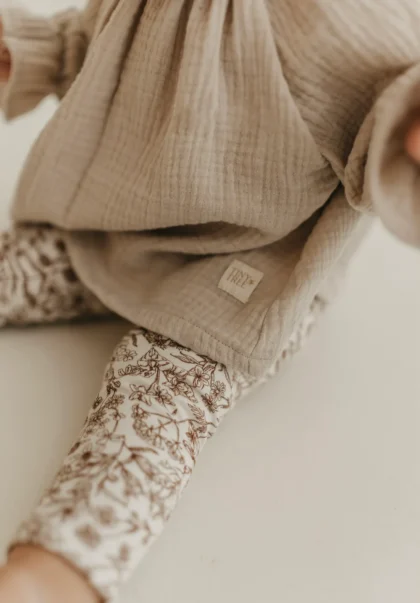 Leggings bebé florales, comodidad y diseño natural. Mimú bebés Jerez