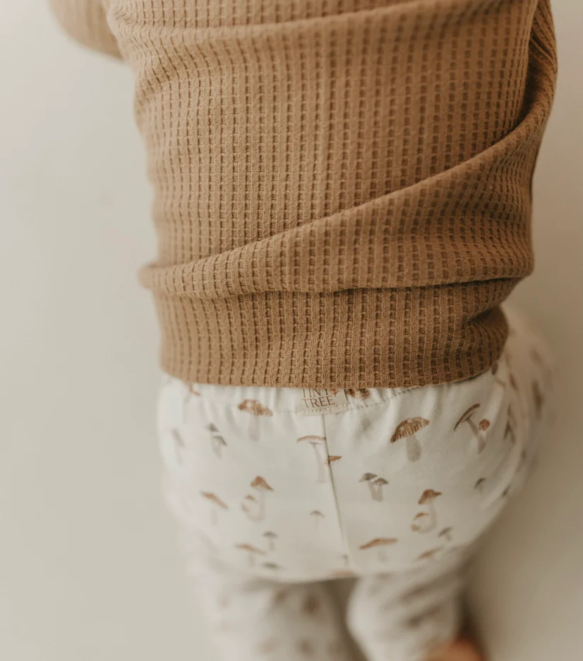 Sudadera camel hecha a mano, ideal otoño e invierno. Mimú bebés