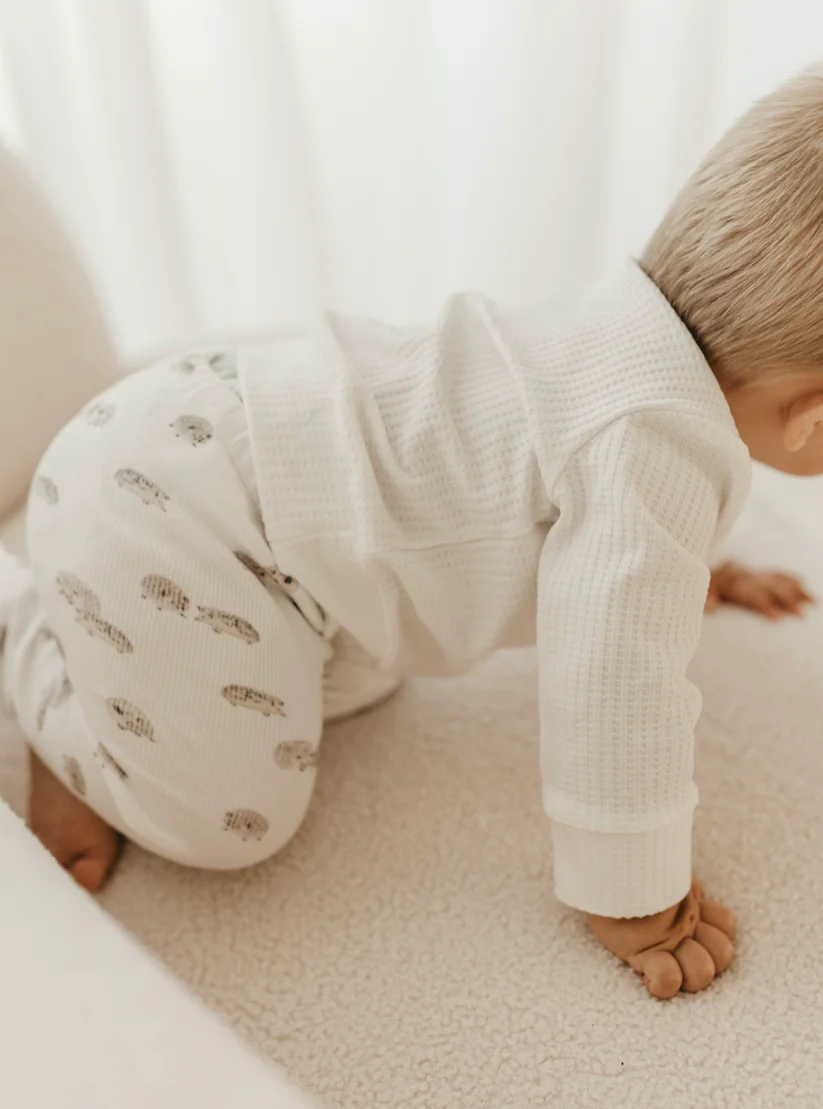 Sudadera artesanal crudo, ropa bebé cómoda y natural. Mimú bebés Jerez