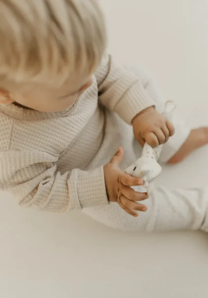 Sudadera waffle beige hecha a mano, algodón orgánico para bebé. Mimú bebés Jerez