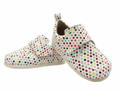 Calzado infantil modelo Sevilla blanco con lunares, piel blanda y suela respetuosa para primeros pasos. Velcro ancho para autonomía, zapatillas respetuosas para estimular equilibrio y motricidad. Mimú Jerez