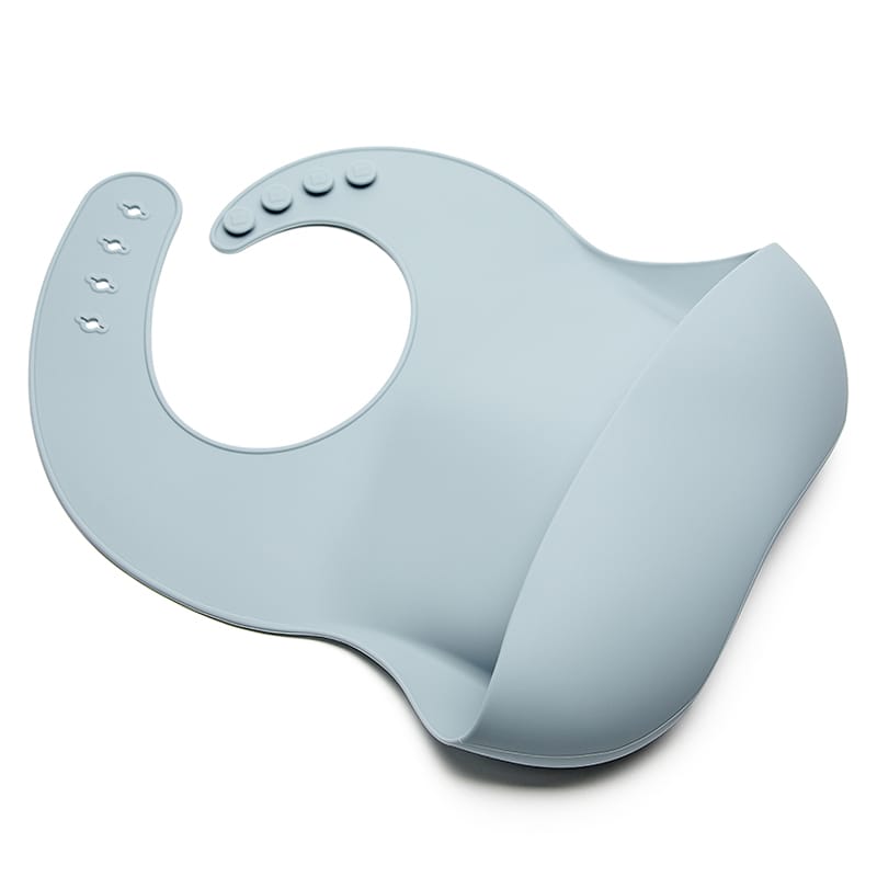 Babero infantil celeste, ajustable, sin BPA y fácil de limpiar. Mimú bebés