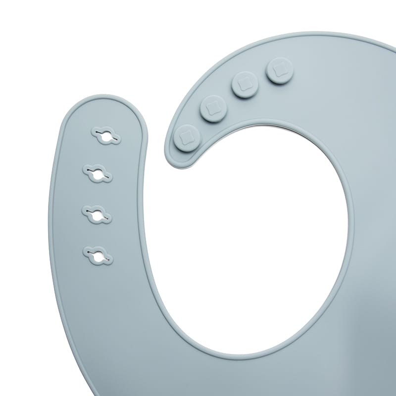 Babero silicona celeste, ideal papillas y snacks sin manchas. Mimú bebés Jerez