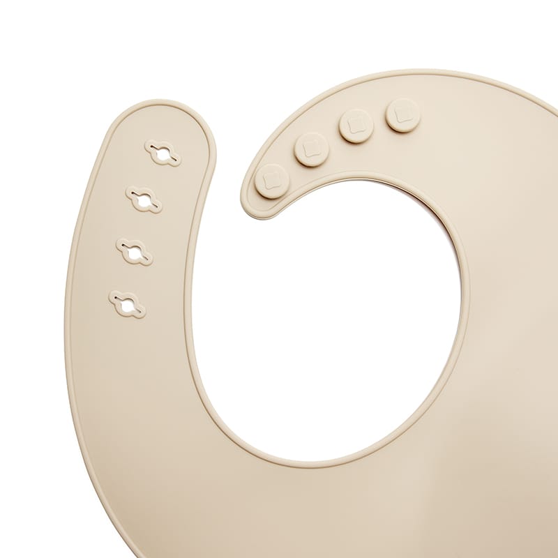 Babero silicona beige para primeras comidas, seguro y práctico. Mimú bebés