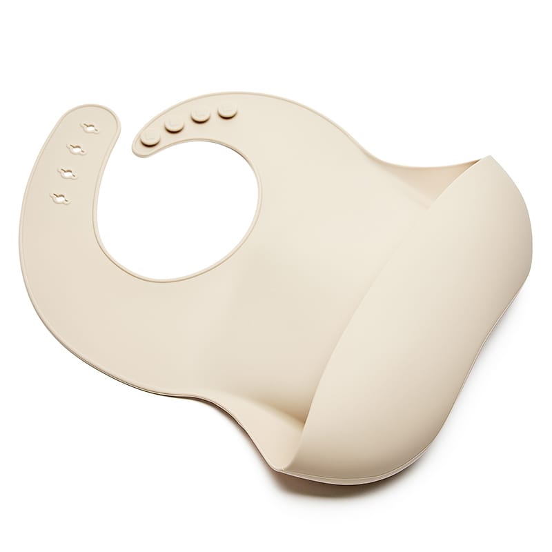 Babero infantil beige, ajustable y fácil de limpiar, sin BPA. Mimú bebés Jerez