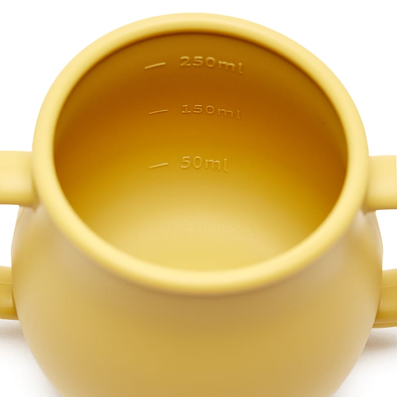 Taza Molly color mango silicona, asas fáciles y cañita, perfecta para agua o leche. Little Hina en Mimú bebés Jerez