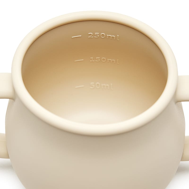 Taza Molly beige silicona, asas cómodas, tapa snack y otra con cañita. Little Hina Mimú bebés Jerez