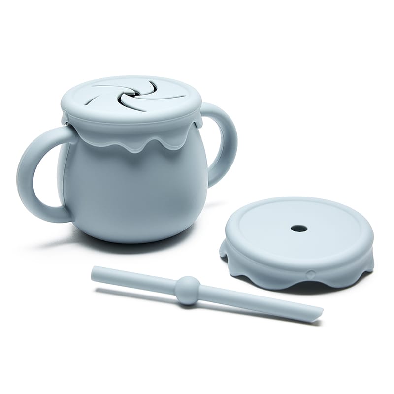 Taza infantil celeste Molly, asas ergonómicas y tapas seguras para snacks. Mimú