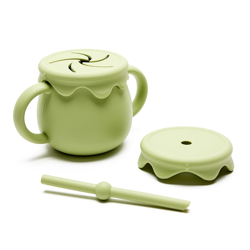 Taza infantil verde Molly, fomenta motricidad y autonomía en alimentación. Little Hina Mimú