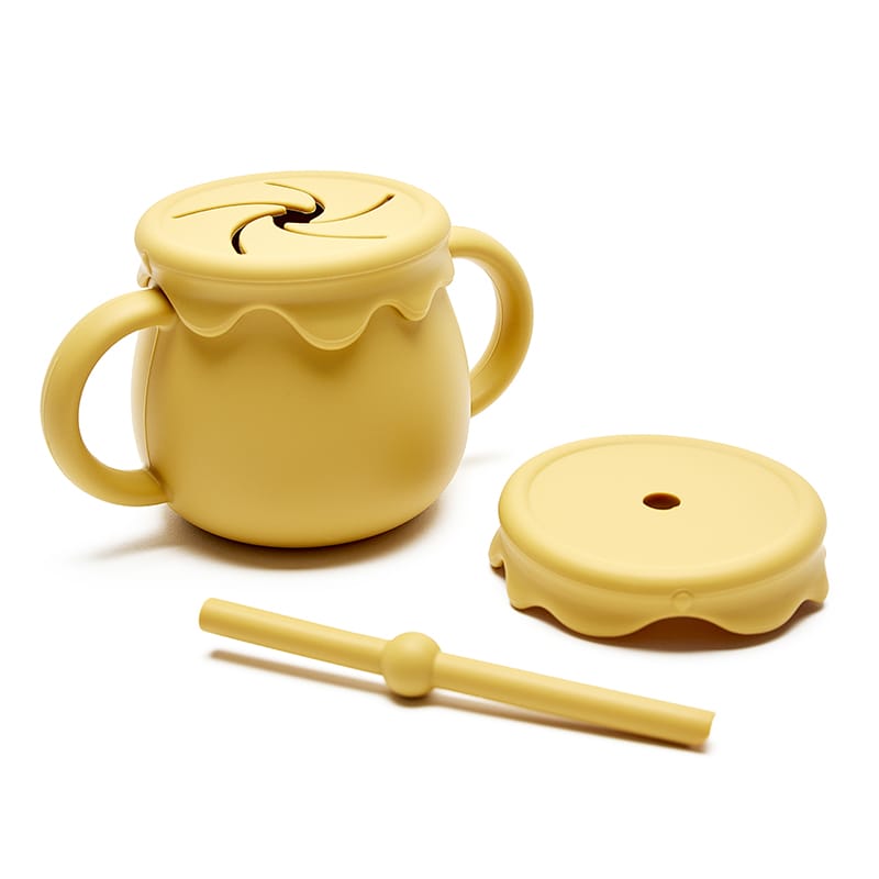 Taza infantil mango Molly con doble asa y tapa portasnack. Mimú