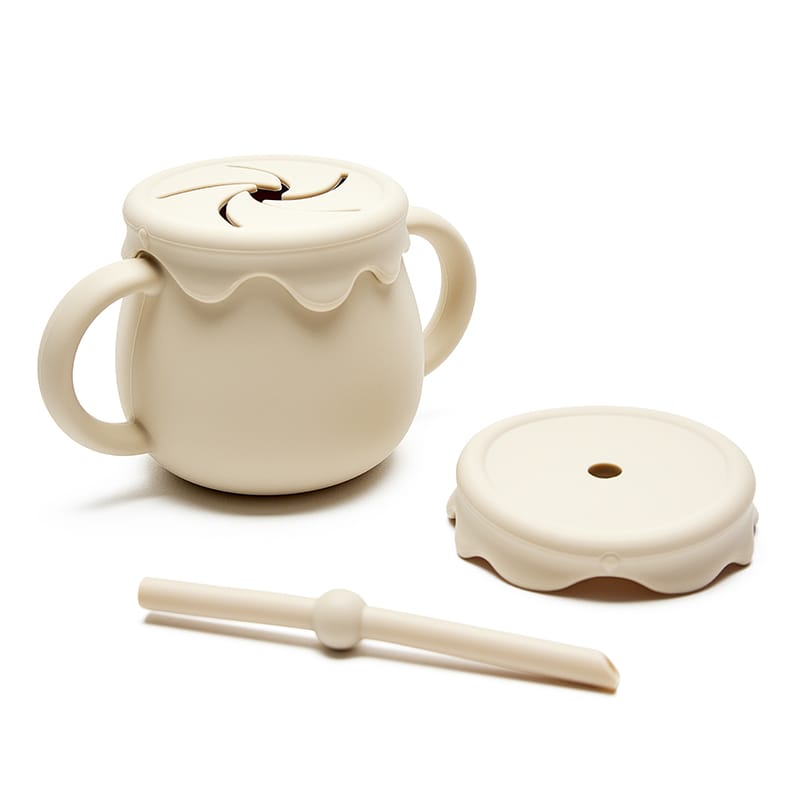 Taza infantil beige Molly con asa ergonómicas y tapas para BLW. Mimú