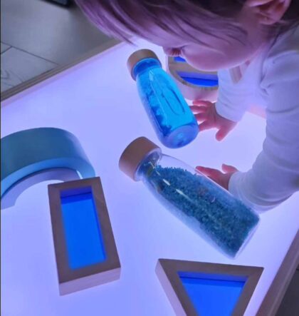 Caja de luz Montessori como recurso educativo para potenciar la curiosidad y el juego tranquilo. Mimú
