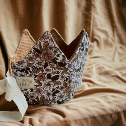 Corona cumpleaños ajustable con cinta beige, lado liso y lado estampado flores, hecha a mano. Mimú bebés Jerez