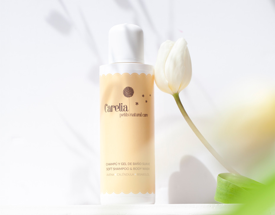 Champú y gel Carelia cosmética natural para baño infantil, fórmula sin sulfatos ni parabenos, especial para piel sensible. Mimú tienda online