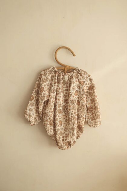 Pelele flores marrones, diseño artesanal, comodidad total, ideal primeras puestas. Mimú bebés Jerez