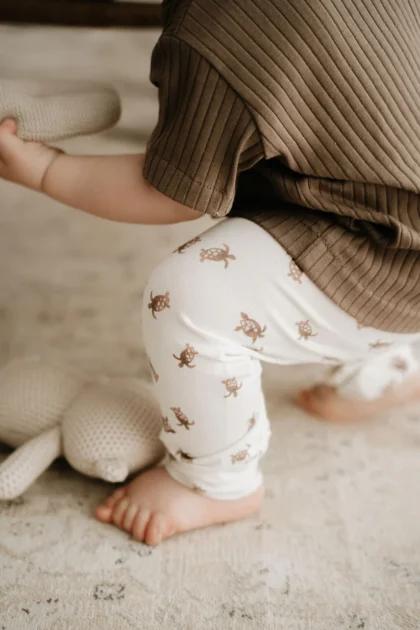 Leggings tortugas, algodón elástico, ropa artesanal para bebé. Mimú bebés Jerez