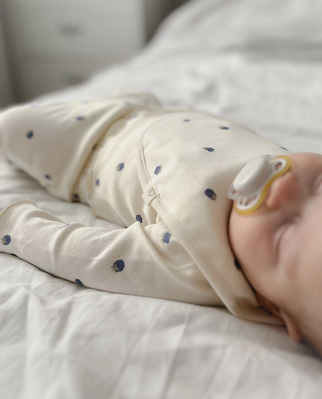 Babero estampado arándanos North Baby, comodidad y protección natural. Mimú bebés