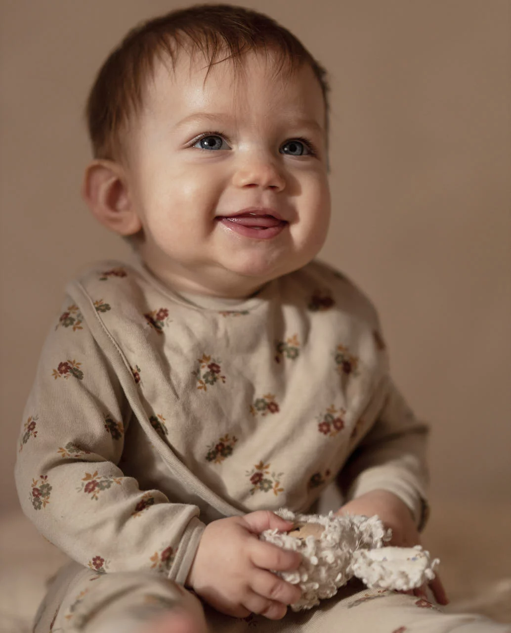 Babero estampado flores, suave, ideal para lactancia. Mimú bebés Jerez