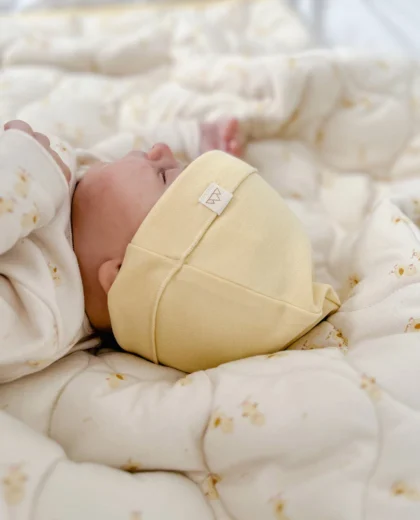 Gorrito amarillo, orgánico, mimoso y transpirable. Mimú bebés