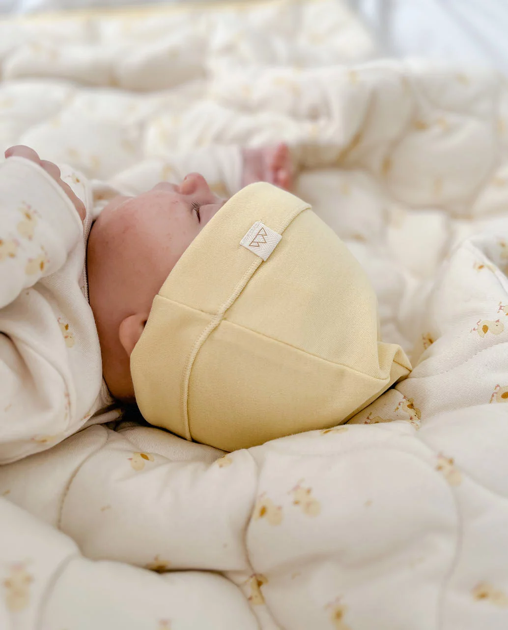 Gorrito amarillo, orgánico, mimoso y transpirable. Mimú bebés