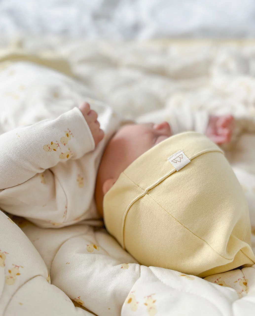 Gorrito amarillo, algodón orgánico, perfecto para recién nacido. Mimú bebés