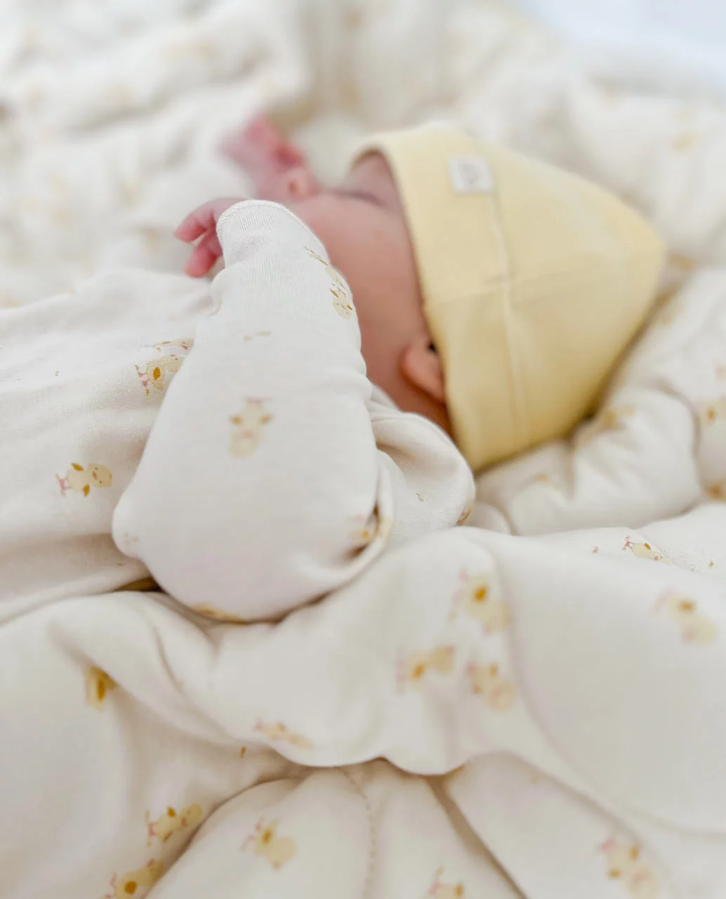 Gorrito North Baby amarillo, toque divertido y natural, calidad premium. Mimú bebés Jerez