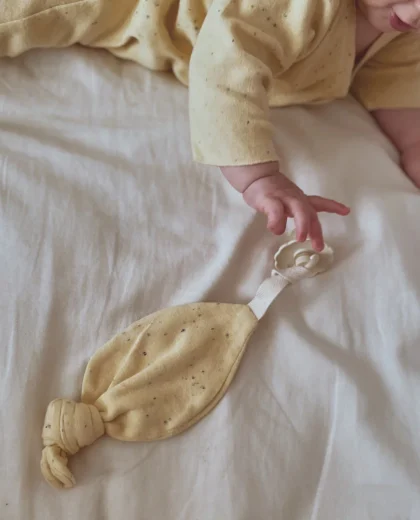 Chupetero doudou banana, orgánico con nudo, ideal calma bebé. Mimú bebés Jerez