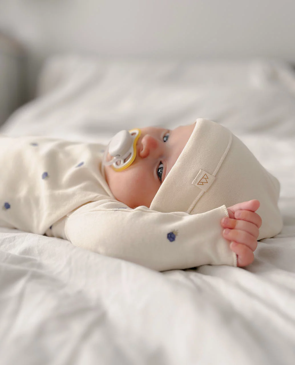 Gorrito crudo, orgánico, mimoso con a cabecita del bebé. Mimú bebés Jerez