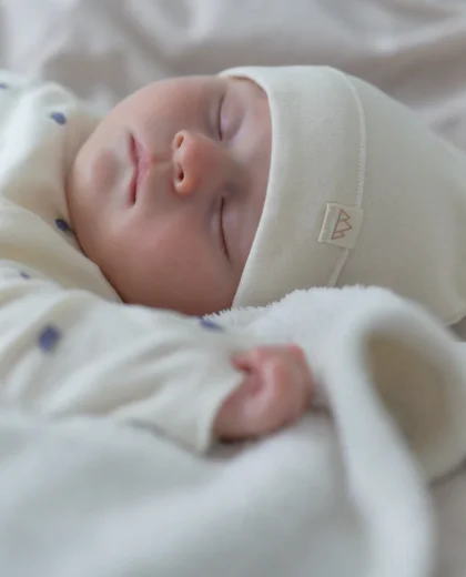 Gorrito crudo, orgánico, mimoso y transpirable. Mimú bebés