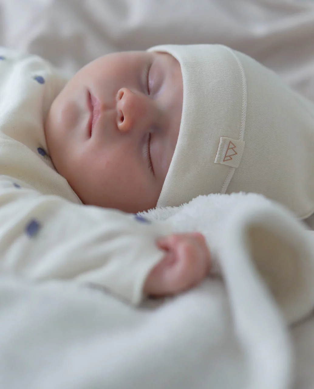 Gorrito crudo, orgánico, mimoso y transpirable. Mimú bebés