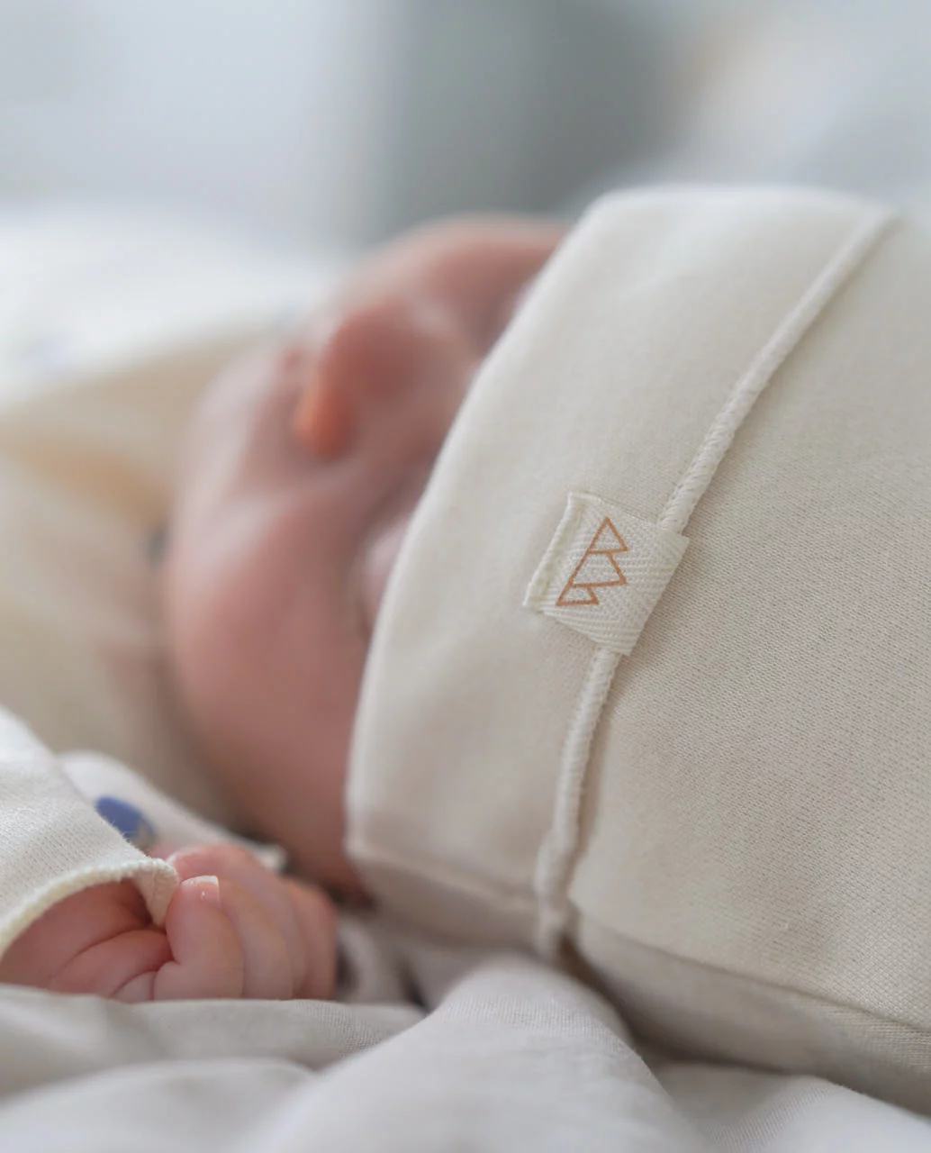 Gorrito North Baby crudo, perfecto para recién nacido. Mimú bebés